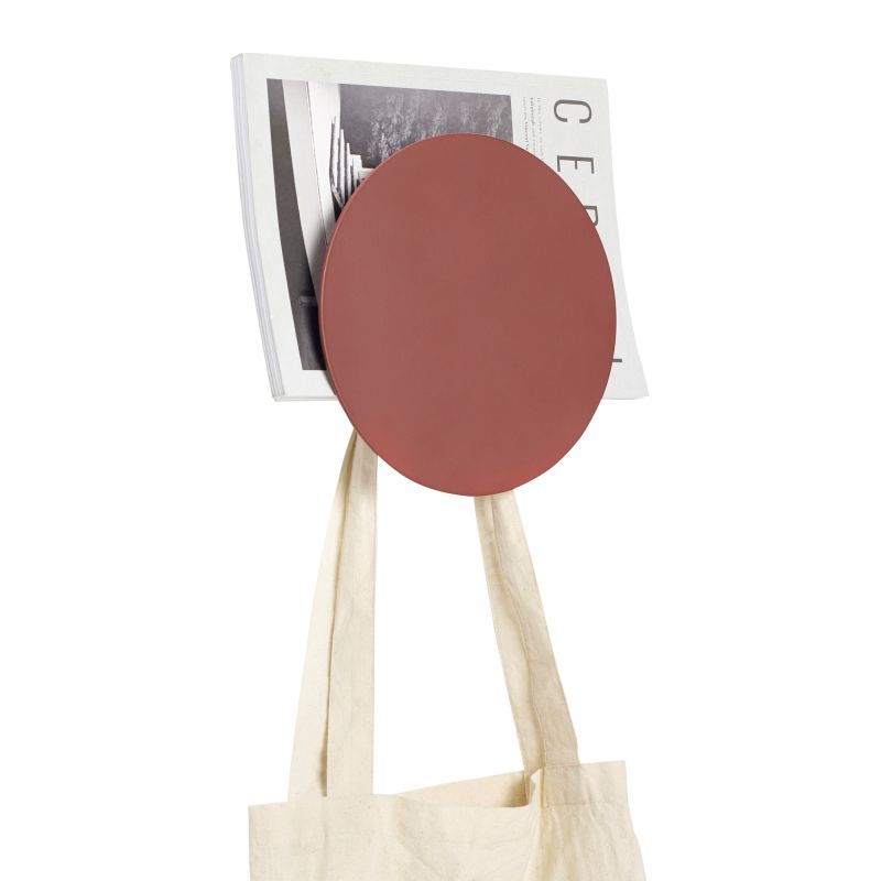 Roter Wand-Magazinhalter mit Zeitschriften und Stoffbeutel. Hübsch Interior Wanddeko für Wohnzimmer und Büro.